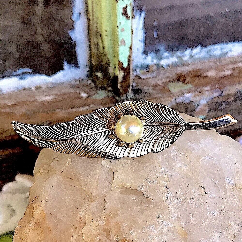 VTG Leaf Brooch with pearl